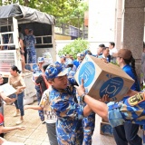 Vinamilk đưa 160.000 sản phẩm sữa và nước uống đồng bào vùng lũ lụt