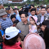 Thủ tướng thăm, động viên người dân tại 