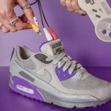 Độc lạ: Nhà thiết kế Singapore giới thiệu mẫu giày Nike tích hợp máy chơi game Console