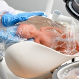 Tử cung nhân tạo: Bước ngoặt y học cứu sống trẻ sinh non