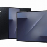 Samsung Z TriFold chính thức ra mắt: trông như một chiếc tablet gắn thêm… điện thoại