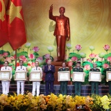 Lãnh đạo Đảng, Nhà nước trao danh hiệu Anh hùng tặng các tập thể, cá nhân