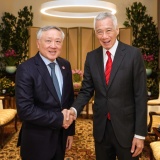 Phó Thủ tướng Thường trực Chính phủ Nguyễn Hòa Bình hội kiến Bộ trưởng Cao cấp Singapore Lý Hiển Long