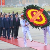 Đại biểu dự Đại hội Đảng lần thứ XIV vào Lăng viếng Chủ tịch Hồ Chí Minh