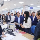 Thủ tướng: Cán bộ Trung tâm hành chính công phải chủ động, tận tâm phục vụ nhân dân
