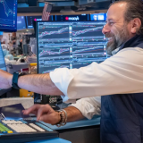 Chứng khoán Mỹ tăng điểm mạnh dù Nvidia bị nghi ngờ, giá dầu lao dốc sau tin Iran