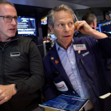 Chứng khoán Mỹ sụt điểm, bitcoin bị bán tháo, giá dầu hồi phục