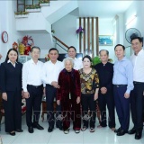 Thường trực Ban Bí thư Trần Cẩm Tú thăm, tặng quà Tết tại Đà Nẵng