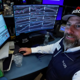 Chứng khoán Mỹ lập kỷ lục, bitcoin hồi mạnh, giá dầu tăng trong lúc chờ tin Iran