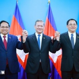 Thủ tướng ba nước Việt Nam - Campuchia - Lào họp triển khai kết quả cuộc gặp giữa người đứng đầu ba Đảng