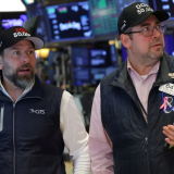 Dow Jones lập kỷ lục trước thềm loạt báo cáo quan trọng, giá dầu tăng sau cảnh báo của Mỹ về Iran