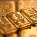 Giá vàng hồi mốc 5.000 USD/oz khi đồng USD sụt giá mạnh