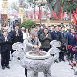 Tổng Bí thư Tô Lâm dâng hương tưởng niệm các đồng chí lãnh đạo tiền bối