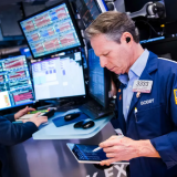 Chứng khoán Mỹ giằng co, giá dầu thô giảm nhẹ