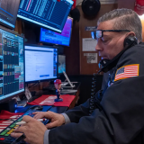 Chứng khoán Mỹ giảm điểm sau báo cáo việc làm, giá dầu đi lên