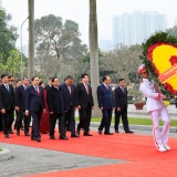 Lãnh đạo Đảng, Nhà nước và thành phố Hà Nội dâng hương tại Nghĩa trang Mai Dịch