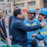 Thủ tướng Phạm Minh Chính cảm ơn, tặng quà công nhân vệ sinh môi trường tại Thủ đô