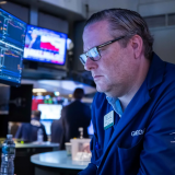 Chứng khoán Mỹ “đỏ lửa” vì mối lo AI và thuế quan, giá giảm trong lúc chờ tin Iran