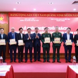 Giới thiệu cuốn sách về dấu ấn thành tựu nhiệm kỳ Đại hội lần thứ XIII của Đảng