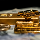 Vàng sụt giá do USD mạnh lên, SPDR Gold Trust mua thêm gần 8 tấn