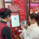 Máy bán vàng tự động 'giải nhiệt' phố vàng ngày vía Thần Tài 2026