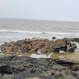 Công an xác minh người đổ trộm rác thải ra biển Hải Tiến