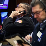 Chứng khoán Mỹ đảo chiều ngoạn mục giữa chiến sự ở Iran, giá dầu tăng vọt vì eo Hormuz đóng cửa