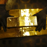 Mối lo lạm phát đẩy vàng sụt giá trở lại, SPDR Gold Trust tiếp tục xả hàng