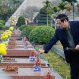 Thủ tướng dâng hương tưởng niệm Chủ tịch Hồ Chí Minh và các Anh hùng, liệt sĩ tại Điện Biên