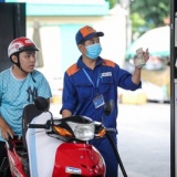 Giá xăng dầu tăng cao, Bộ Công Thương khuyến nghị người dân lái xe tiết kiệm nhiên liệu