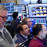 Chứng khoán Mỹ “đỏ lửa” vì giá dầu đóng cửa trên mức 100 USD/thùng