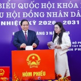 Thủ tướng Phạm Minh Chính cùng cử tri bỏ phiếu bầu cử tại phường Tây Hồ, Hà Nội