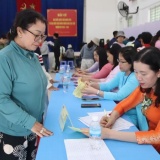 Cử tri cao tuổi và cử tri trẻ hào hứng đi bầu cử tại Khánh Hòa