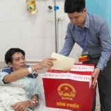 Xúc động những lá phiếu được bỏ ngay tại giường bệnh