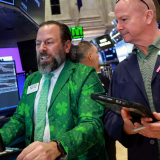 Chứng khoán Mỹ giữ đà hồi phục dù giá dầu leo thang trở lại