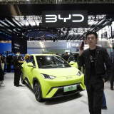 Cú sốc giá dầu mở ra cơ hội cho các hãng xe điện Trung Quốc