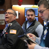 Chứng khoán Mỹ tăng điểm mạnh, giá dầu giảm trước khi Tổng thống Trump phát biểu về Iran