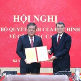 Đồng chí Lê Minh Hưng trao Quyết định của Bộ Chính trị chuẩn y đồng chí Trần Phong giữ chức Bí thư Tỉnh uỷ Khánh Hoà