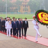 Đại biểu Quốc hội khóa XVI vào Lăng viếng Chủ tịch Hồ Chí Minh trước giờ khai mạc kỳ họp thứ nhất
