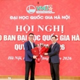 Giám đốc ĐHQGHN Bùi Thế Duy trao quyết định bổ nhiệm chức vụ Hiệu trưởng Trường Đại học Việt Nhật đối với ông Nguyễn Hoàng Oanh