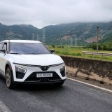 Chủ xe nói về VinFast VF 7: Đi xa yên tâm, dùng hằng ngày vẫn hợp