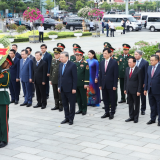 Tổng Bí thư, Chủ tịch nước Tô Lâm dâng hương tưởng niệm các Anh hùng liệt sĩ tại TP. Đà Nẵng
