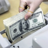 Giá USD tự do tăng vọt, ngân hàng bán ra sát mức trần