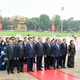 Lãnh đạo Đảng, Nhà nước vào Lăng viếng Chủ tịch Hồ Chí Minh nhân kỷ niệm 51 năm Ngày giải phóng miền Nam, thống nhất đất nước