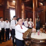 Thường trực Ban Bí thư dâng hương tưởng niệm Chủ tịch Hồ Chí Minh tại Nghệ An