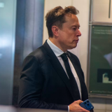 Tỷ phú Elon Musk dùng điện thoại gì?