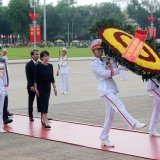 Thủ tướng Nhật Bản đặt vòng hoa viếng Chủ tịch Hồ Chí Minh và Đài tưởng niệm các Anh hùng liệt sĩ
