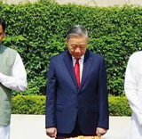 Tổng Bí thư, Chủ tịch nước Tô Lâm đặt vòng hoa tại Khu tưởng niệm Mahatma Gandhi và Tượng Chủ tịch Hồ Chí Minh