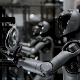 Robot hình người tự phân loại 65.000 bưu kiện trong suốt 50 giờ