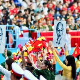 ÁNH SÁNG HỒ CHÍ MINH SOI ĐƯỜNG CHO CHÚNG TA ĐI